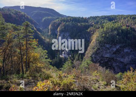 Vue sur l'ancien ermitage et lieu de pèlerinage, San Romedio, Romeno, Trentin, Italie Banque D'Images