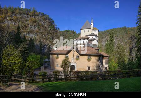 Hermitage et lieu de pèlerinage, San Romedio, Romeno, Trentin, Italie Banque D'Images