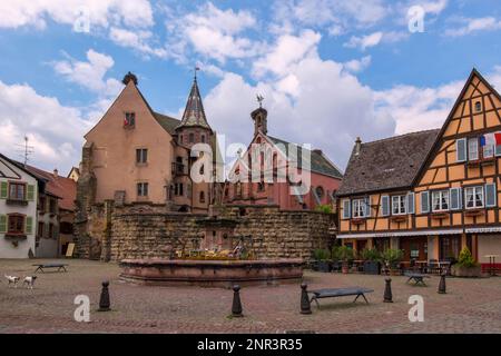 Château et St. Chapelle Leo à la place de Château St. Leon, Eguisheim, Alsace, France Banque D'Images