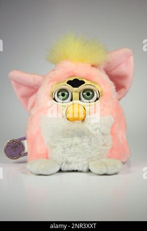 New York, NY - 9 octobre 2021: Original vintage 1990s rose bébé Furby parlant jouet pour enfants. Disposition verticale, isolée. Banque D'Images