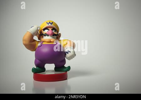 New York, NY - 9 octobre 2021: Nintendo Super Mario Bros. Série Wario Amiibo isolé Banque D'Images