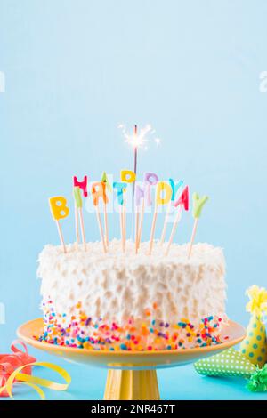 gros plan sur le gâteau d'anniversaire avec un petit gâteau brûlant. Belle photo Banque D'Images