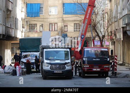 Diyarbakir, Turquie. 26th févr. 2023. Une famille est vue porter ses effets de leur maison, qui a été lourdement endommagée pendant le tremblement de terre, à Diyarbakir. 7 les bâtiments ont été complètement détruits en raison de tremblements de terre graves dans la ville turque de Diyarbakir. 1110 bâtiments ont été lourdement endommagés. Une très grande partie des bâtiments de la ville a subi des dommages modérés et légers. Crédit : SOPA Images Limited/Alamy Live News Banque D'Images