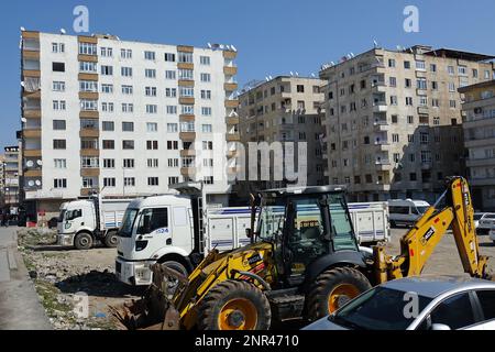 Diyarbakir, Turquie. 26th févr. 2023. Trois bâtiments qui ont été gravement endommagés pendant les tremblements de terre vus à Diyarbakir et seront démolis. 7 les bâtiments ont été complètement détruits en raison de tremblements de terre graves dans la ville turque de Diyarbakir. 1110 bâtiments ont été lourdement endommagés. Une très grande partie des bâtiments de la ville a subi des dommages modérés et légers. Crédit : SOPA Images Limited/Alamy Live News Banque D'Images