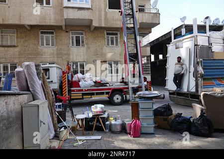 Diyarbakir, Turquie. 26th févr. 2023. Une famille dont la maison a été gravement endommagée par de graves tremblements de terre à Diyarbakir se déplace dans un endroit sûr. 7 les bâtiments ont été complètement détruits en raison de tremblements de terre graves dans la ville turque de Diyarbakir. 1110 bâtiments ont été lourdement endommagés. Une très grande partie des bâtiments de la ville a subi des dommages modérés et légers. Crédit : SOPA Images Limited/Alamy Live News Banque D'Images