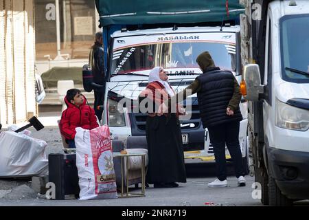 Diyarbakir, Turquie. 26th févr. 2023. Un enfant est vu tristement regarder le déplacement de leur maison, qui a été fortement endommagé par le tremblement de terre, à Diyarbakir. 7 les bâtiments ont été complètement détruits en raison de tremblements de terre graves dans la ville turque de Diyarbakir. 1110 bâtiments ont été lourdement endommagés. Une très grande partie des bâtiments de la ville a subi des dommages modérés et légers. Crédit : SOPA Images Limited/Alamy Live News Banque D'Images