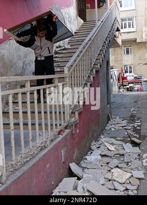 Diyarbakir, Turquie. 26th févr. 2023. Une victime d'un tremblement de terre est vue transportant des effets personnels de sa maison dans un environnement dangereux. 7 les bâtiments ont été complètement détruits en raison de tremblements de terre graves dans la ville turque de Diyarbakir. 1110 bâtiments ont été lourdement endommagés. Une très grande partie des bâtiments de la ville a subi des dommages modérés et légers. Crédit : SOPA Images Limited/Alamy Live News Banque D'Images