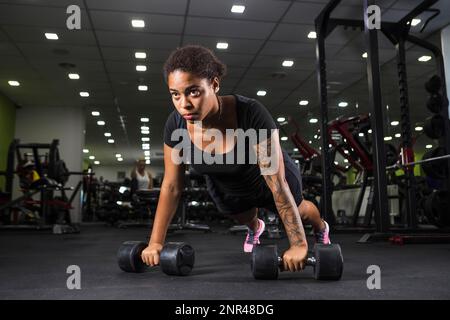 Jeune femme entraînement gym Banque D'Images