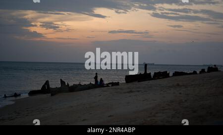 Paysage naturel du ciel du soir avec des mers calmes, et la silhouette d'Une épave, sur la plage de la ville de Muntok dans l'après-midi Banque D'Images