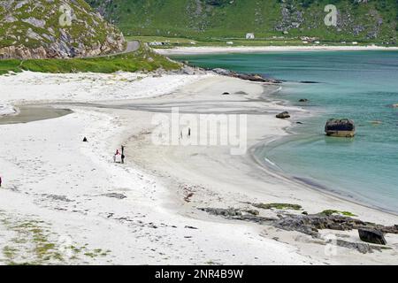 Longue plage de sable blanc avec eau cristalline, personnes seules marchant sur la plage, tourisme, Haukland, Austvagsoy, province du Nordland, Norvège, Europ Banque D'Images