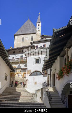 Escalier de l'ermitage et lieu de pèlerinage, San Romedio, Romeno, Trentin, Italie Banque D'Images