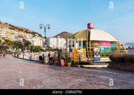Office du tourisme, Promenade, Saranda, Mer Ionienne, Albanie Banque D'Images