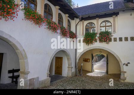 Patio de l'ermitage et lieu de pèlerinage, San Romedio, Romeno, Trentin, Italie Banque D'Images