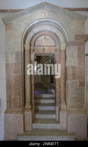 Portail de l'Aricarda, ermitage et lieu de pèlerinage, San Romedio, Romeno, Trentin, Italie Banque D'Images