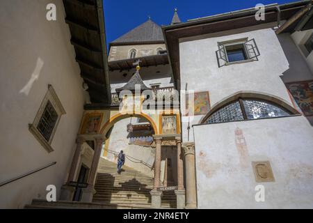 Hermitage et lieu de pèlerinage, San Romedio, Romeno, Trentin, Italie Banque D'Images