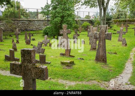 La croissance de vieilles mousses et de lichen couvrait des croix de pierre sur les tombes dans un cimetière sur les ruines gothiques du monastère de Pirita dédié à St Bridget, Tallinn. Banque D'Images