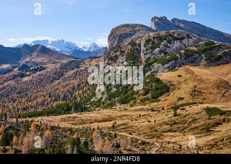 Passo Valparola avec vue sur la Marmolada, Belluno, Italie, Europe Banque D'Images