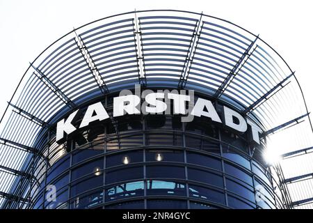 Hanovre, Allemagne - 2 août 2018 : logo du grand magasin Karstadt sur la façade du bâtiment dans le centre-ville de Hanovre Banque D'Images