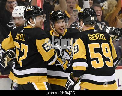 Pittsburgh Penguins centre Sidney Crosby (87) célèbre son but avec les pingouins Pittsburgh Penguins aile droite Rickard Rakell (67) et Pittsburgh Penguins aile gauche Jake Guentzel (59) pendant la deuxième période de la victoire de 7-3 contre la foudre de la baie de Tampa à PPG Paints Arena à Pittsburgh dimanche, 26 février 2023. Photo par Archie Carpenter/UPI Banque D'Images