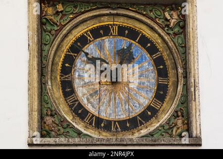 Ancienne horloge mécanique en bois sur le mur extérieur de l'église du Saint-Esprit, Tallinn, Estonie. Banque D'Images