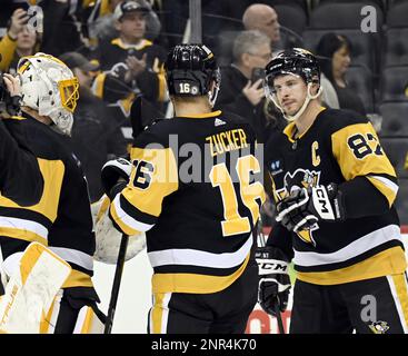 Le centre des pingouins de Pittsburgh Sidney Crosby (87) et l'aile gauche des pingouins de Pittsburgh Jason Zucker (16) célèbrent la victoire de 7-3 contre la foudre de la baie de Tampa avec les pingouins de Pittsburgh Goalie Casey DeSmith à l'aréna des peintures de PPG à Pittsburgh dimanche, 26 février 2023. Photo par Archie Carpenter/UPI Banque D'Images
