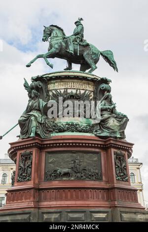 Monument Tsar Nicholas I sur la place Saint-Isaac, Saint-Pétersbourg, Russie. Banque D'Images
