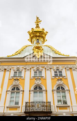 Coupole et coupole dorées ornées sur le Grand Palais de Peterhof à la fin de l'été, à Petergof, Saint-Pétersbourg, Russie. Banque D'Images