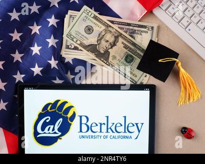 IIN cette illustration photo, logo de l'Université de Californie Berkeley (UCB) vu sur une tablette. Banque D'Images