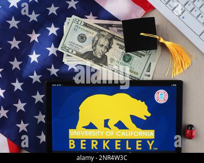 IIN cette illustration photo, logo de l'Université de Californie Berkeley (UCB) vu sur une tablette. Banque D'Images