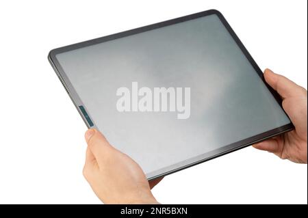 Lecture des informations sur la vue en perspective isolée de l'écran de la tablette vierge Banque D'Images