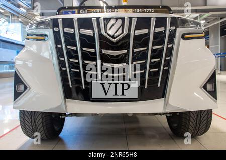 BANGKOK, THAÏLANDE, SEP 15 2022, Un masque avant de la voiture VIP Toyota Alphard garée dans un terminal d'aéroport Banque D'Images