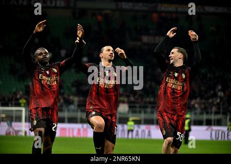 Milan, Italie. 26th févr. 2023. Les joueurs de l'AC Milan célèbrent la victoire après un match de football série A entre l'AC Milan et Atalanta à Milan, en Italie, le 26 février 2023. Crédit: Alberto Lingria/Xinhua/Alay Live News Banque D'Images
