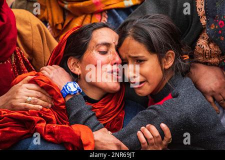 Srinagar, Inde. 25th févr. 2023. Femme et fille de Sanjay Sharma, un garde de la banque hindoue du Kashmiri, pleure lors de son cortège funèbre à Pulwama, au sud du Cachemire administré par l'Inde. La police a déclaré que des militants présumés avaient ouvert le feu sur Sanjay Sharma alors qu'il se trouvait sur le chemin d'un marché local dans le district de Pulwama, village d'Achan. Crédit : SOPA Images Limited/Alamy Live News Banque D'Images