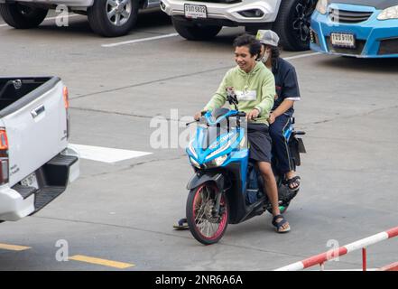 SAMUT PRAKAN, THAÏLANDE, 03 2023 FÉVRIER, les jeunes se promène en moto dans la rue. Banque D'Images