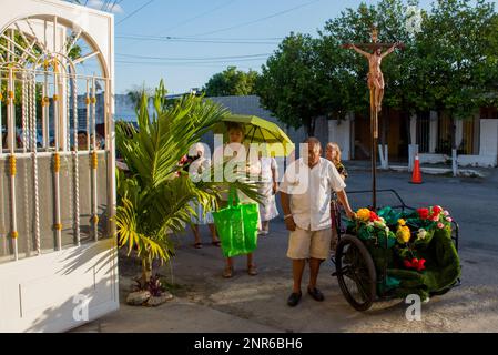 Pour marquer le sixième vendredi de Carême, de petits autels sont établis dans certains des quartiers les plus traditionnels de Merida, au Mexique. Ils sont ici pour commémorer la souffrance de la Vierge Marie. Les paroissiens vont de maison en maison et chantent des cantiques religieux pour l'occasion Banque D'Images