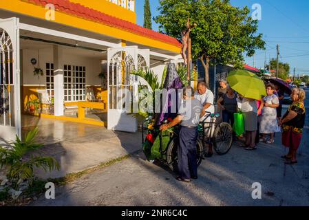 Pour marquer le sixième vendredi de Carême, de petits autels sont établis dans certains des quartiers les plus traditionnels de Merida, au Mexique. Ils sont ici pour commémorer la souffrance de la Vierge Marie. Les paroissiens vont de maison en maison et chantent des cantiques religieux pour l'occasion Banque D'Images