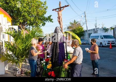 Pour marquer le sixième vendredi de Carême, de petits autels sont établis dans certains des quartiers les plus traditionnels de Merida, au Mexique. Ils sont ici pour commémorer la souffrance de la Vierge Marie. Les paroissiens vont de maison en maison et chantent des cantiques religieux pour l'occasion Banque D'Images