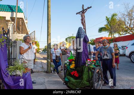 Pour marquer le sixième vendredi de Carême, de petits autels sont établis dans certains des quartiers les plus traditionnels de Merida, au Mexique. Ils sont ici pour commémorer la souffrance de la Vierge Marie. Les paroissiens vont de maison en maison et chantent des cantiques religieux pour l'occasion Banque D'Images