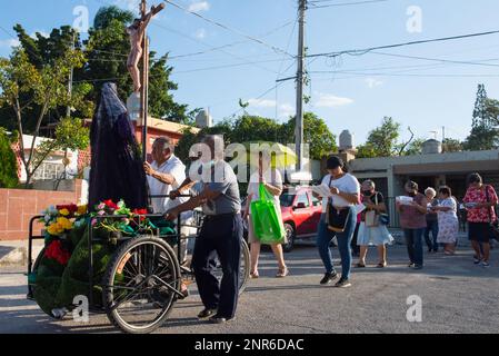 Pour marquer le sixième vendredi de Carême, de petits autels sont établis dans certains des quartiers les plus traditionnels de Merida, au Mexique. Ils sont ici pour commémorer la souffrance de la Vierge Marie. Les paroissiens vont de maison en maison et chantent des cantiques religieux pour l'occasion Banque D'Images