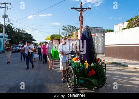 Pour marquer le sixième vendredi de Carême, de petits autels sont établis dans certains des quartiers les plus traditionnels de Merida, au Mexique. Ils sont ici pour commémorer la souffrance de la Vierge Marie. Les paroissiens vont de maison en maison et chantent des cantiques religieux pour l'occasion Banque D'Images