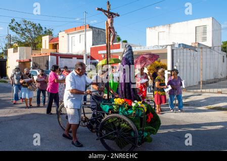 Pour marquer le sixième vendredi de Carême, de petits autels sont établis dans certains des quartiers les plus traditionnels de Merida, au Mexique. Ils sont ici pour commémorer la souffrance de la Vierge Marie. Les paroissiens vont de maison en maison et chantent des cantiques religieux pour l'occasion Banque D'Images