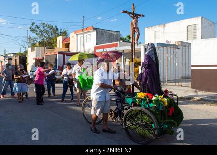 Pour marquer le sixième vendredi de Carême, de petits autels sont établis dans certains des quartiers les plus traditionnels de Merida, au Mexique. Ils sont ici pour commémorer la souffrance de la Vierge Marie. Les paroissiens vont de maison en maison et chantent des cantiques religieux pour l'occasion Banque D'Images