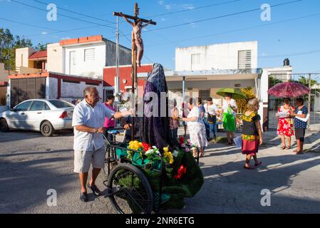 Pour marquer le sixième vendredi de Carême, de petits autels sont établis dans certains des quartiers les plus traditionnels de Merida, au Mexique. Ils sont ici pour commémorer la souffrance de la Vierge Marie. Les paroissiens vont de maison en maison et chantent des cantiques religieux pour l'occasion Banque D'Images
