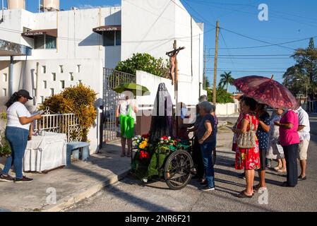 Pour marquer le sixième vendredi de Carême, de petits autels d'homme sont établis dans certains des quartiers plus traditionnels de Merida, au Mexique. Ils sont ici pour commémorer la souffrance de la Vierge Marie. Les paroissiens vont de maison en maison et chantent des cantiques religieux pour l'occasion Banque D'Images