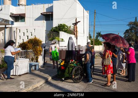 Pour marquer le sixième vendredi de Carême, de petits autels d'homme sont établis dans certains des quartiers plus traditionnels de Merida, au Mexique. Ils sont ici pour commémorer la souffrance de la Vierge Marie. Les paroissiens vont de maison en maison et chantent des cantiques religieux pour l'occasion Banque D'Images