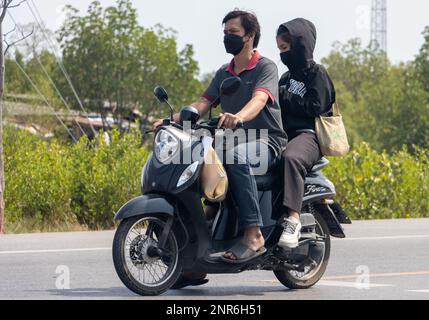 BANGKOK, THAÏLANDE, FÉVRIER 07 2023, le couple roule en moto Banque D'Images