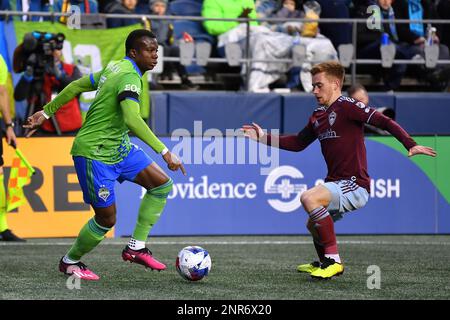 Seattle, WA, États-Unis. 26th févr. 2023. Le défenseur des sirènes de Seattle, Nouhou Tolo (5), tente de passer devant un agresseur d'avalanche lors du match de football MLS entre les Colorado Rapids et le Seattle Sounders FC au Lumen Field à Seattle, WA. Seattle défait le Colorado 4-0. Steve Faber/CSM/Alamy Live News Banque D'Images