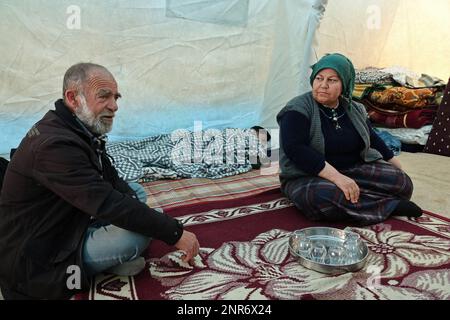 Diyarbakir, Turquie. 26th févr. 2023. Les victimes du tremblement de terre bavardent dans une tente. Au total, 4 200 tentes seront mises en place dans 2 centres pour les victimes du tremblement de terre à Diyarbakir. L'installation de 1800 tentes a été achevée et elles ont été offertes aux familles des victimes du tremblement de terre. Dans les tentes, les besoins des familles des victimes du tremblement de terre comme la nourriture, les toilettes, la salle de bains, l'éducation, les sports, la santé et le culte sont respectés. Crédit : SOPA Images Limited/Alamy Live News Banque D'Images