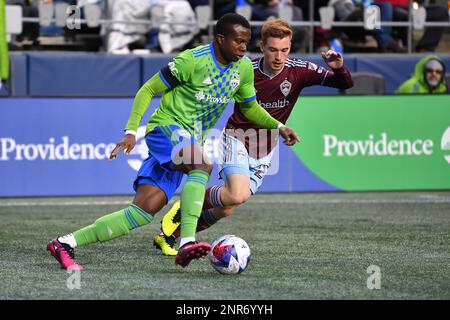 Seattle, WA, États-Unis. 26th févr. 2023. Le défenseur des sirènes de Seattle Nouhou Tolo (5) ramène le ballon pendant le match de football MLS entre le Colorado Rapids et le Seattle Sounders FC au Lumen Field de Seattle, WA. Seattle défait le Colorado 4-0. Steve Faber/CSM/Alamy Live News Banque D'Images