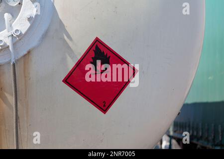 Panneau de marchandises dangereuses à l'arrière d'un camion-citerne. L'étiquette rouge indique que le bon véhicule est un gaz inflammable. Banque D'Images